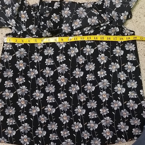 Boutique Cold Shoulder Top - Picture 6 of 7